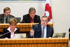 Finanzspezialisten. Regierungsrat Adrian Ballmer (FDP, vorne rechts) und KommissionsprÃ¤sident Marc Joset (SP, hinten rechts). Links: RegierungsrÃ¤tin Sabine Pegoraro.